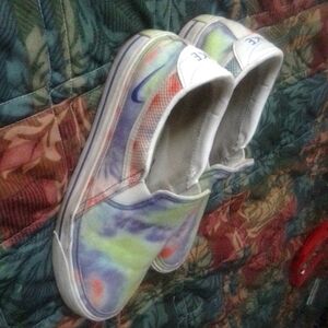 nike women’s tyedye slip on sneakers 8.5